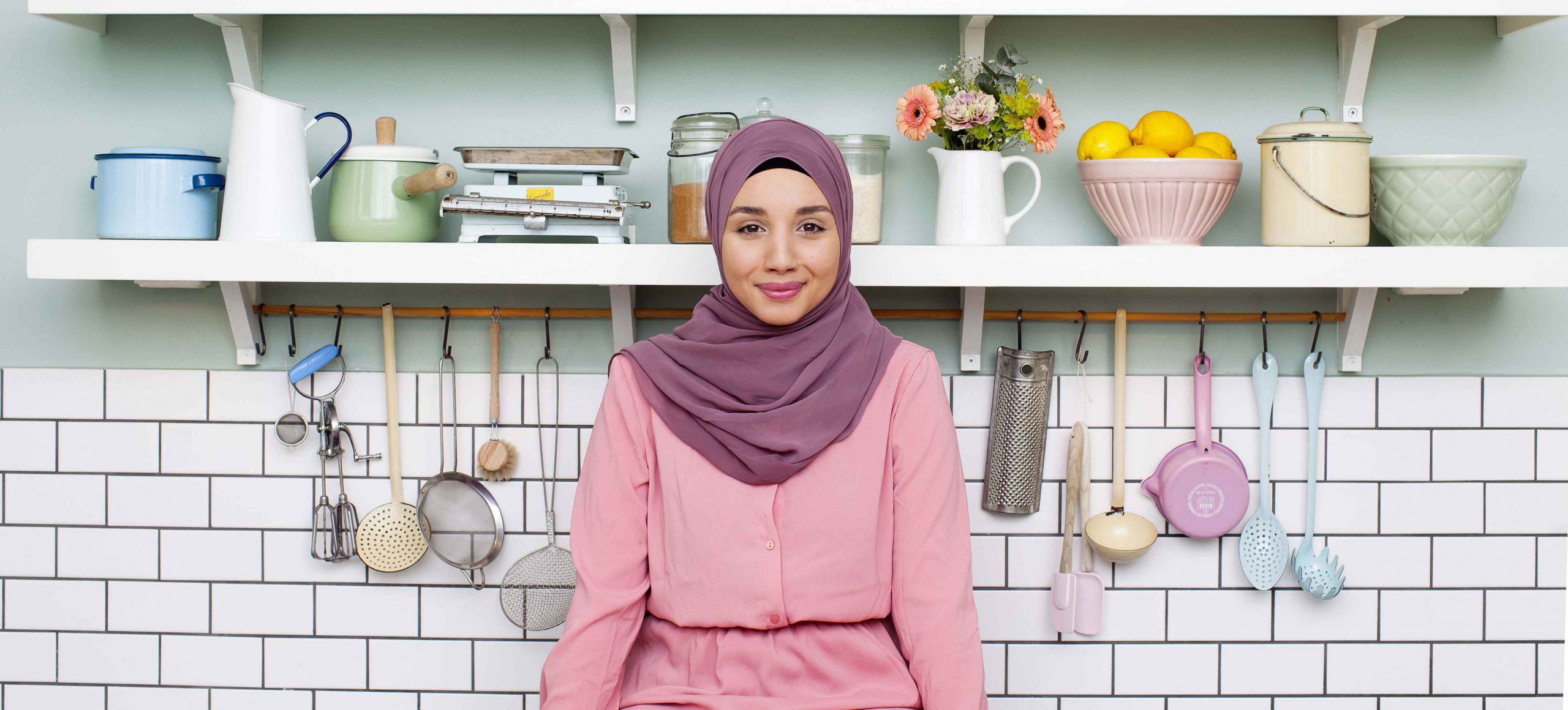 Camilla Hamid, som driver Instagramkontot My Kitchen Stories, står i ett kök