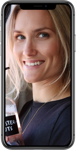 En mobil som visar en bild på Ellinor Sirén