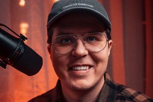 Bild på Steven Erixon när han ler in i kameran med glasögon och keps. Bilden ligger på startsidan med alla andra profilers bilder.