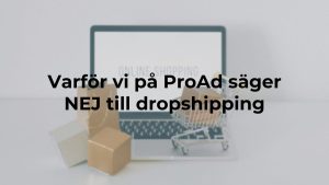 En bild på en laptop där det står "Online Shopping" på skärmen. Framför laptopen är en mini kundvagn och minipåsar. En svart text täcker hela bilden som lyder: Varför vi på ProAd säger NEJ till dropshipping.